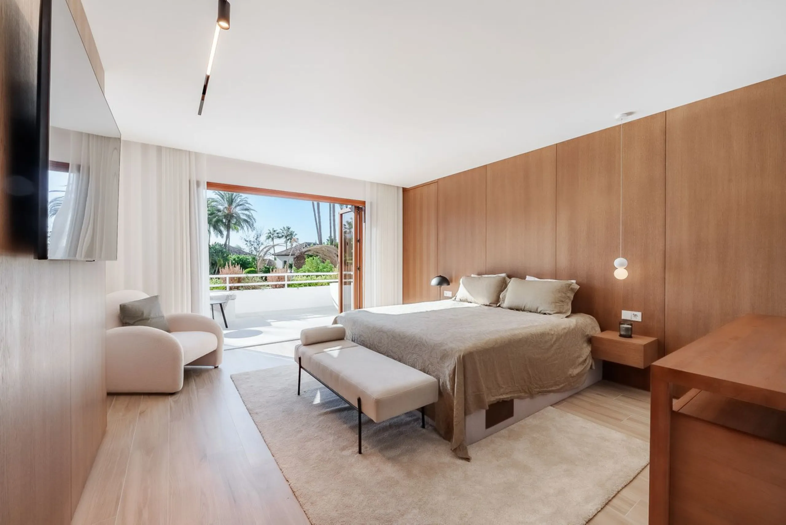 Welcome to this newly renovated duplex ground floor apartment in the heart of Nueva Andalucia, Marbella.