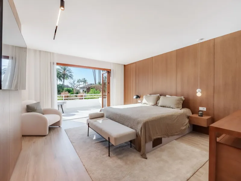 Welcome to this newly renovated duplex ground floor apartment in the heart of Nueva Andalucia, Marbella.