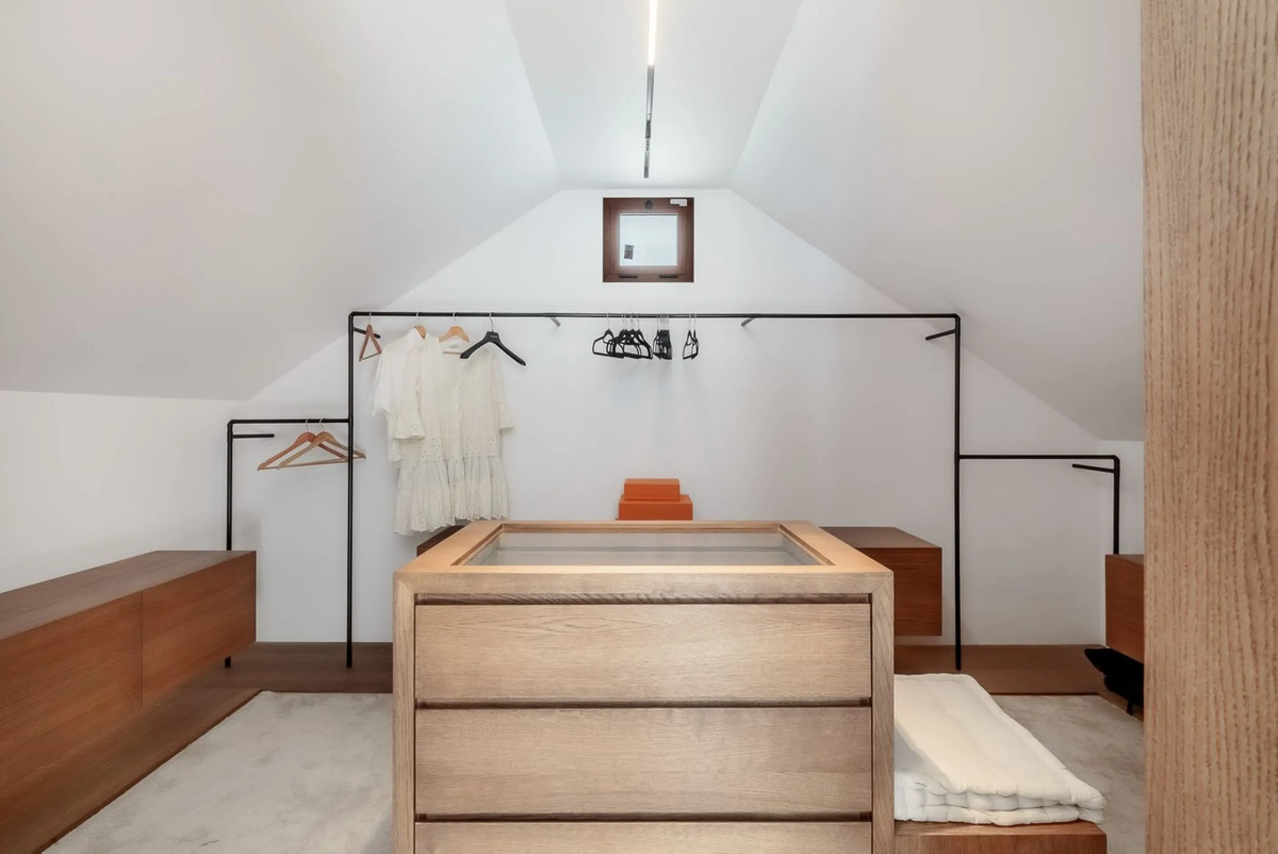 Welcome to this newly renovated duplex ground floor apartment in the heart of Nueva Andalucia, Marbella.