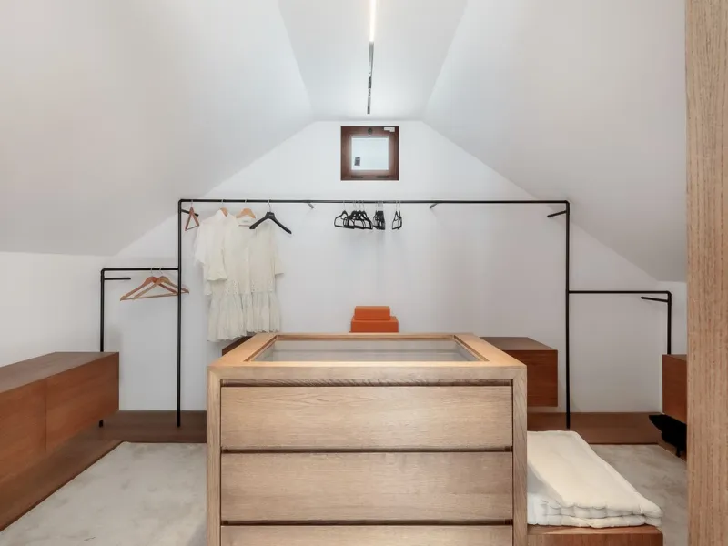 Welcome to this newly renovated duplex ground floor apartment in the heart of Nueva Andalucia, Marbella.