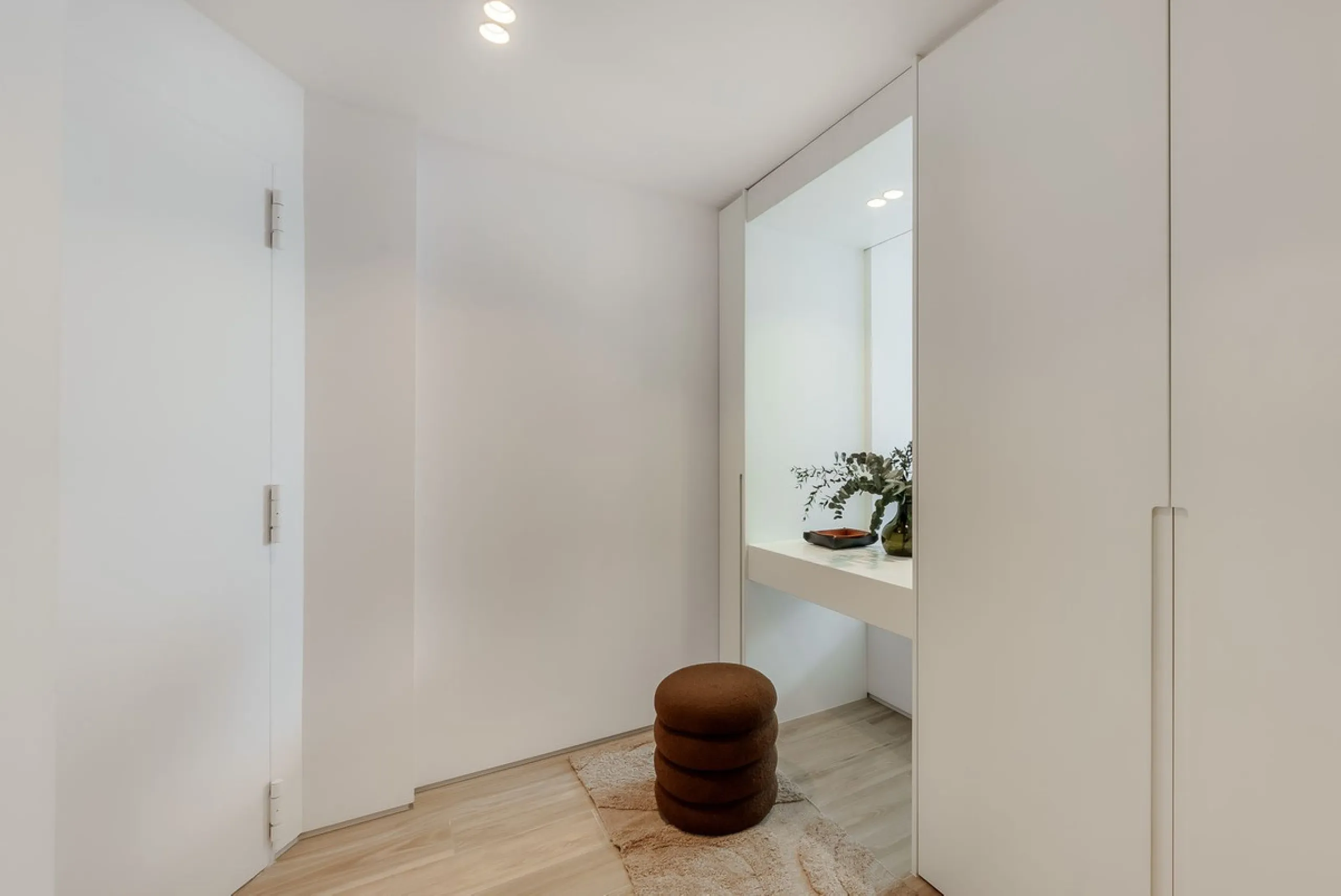 Welcome to this newly renovated duplex ground floor apartment in the heart of Nueva Andalucia, Marbella.