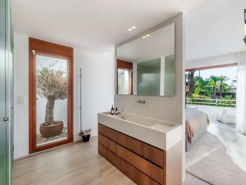 Welcome to this newly renovated duplex ground floor apartment in the heart of Nueva Andalucia, Marbella.