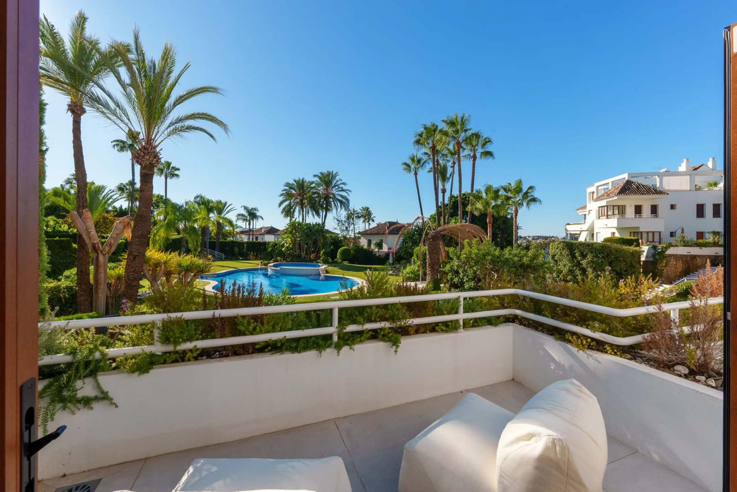 Welcome to this newly renovated duplex ground floor apartment in the heart of Nueva Andalucia, Marbella.