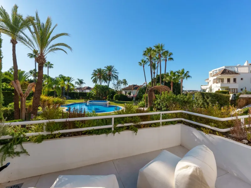 Welcome to this newly renovated duplex ground floor apartment in the heart of Nueva Andalucia, Marbella.