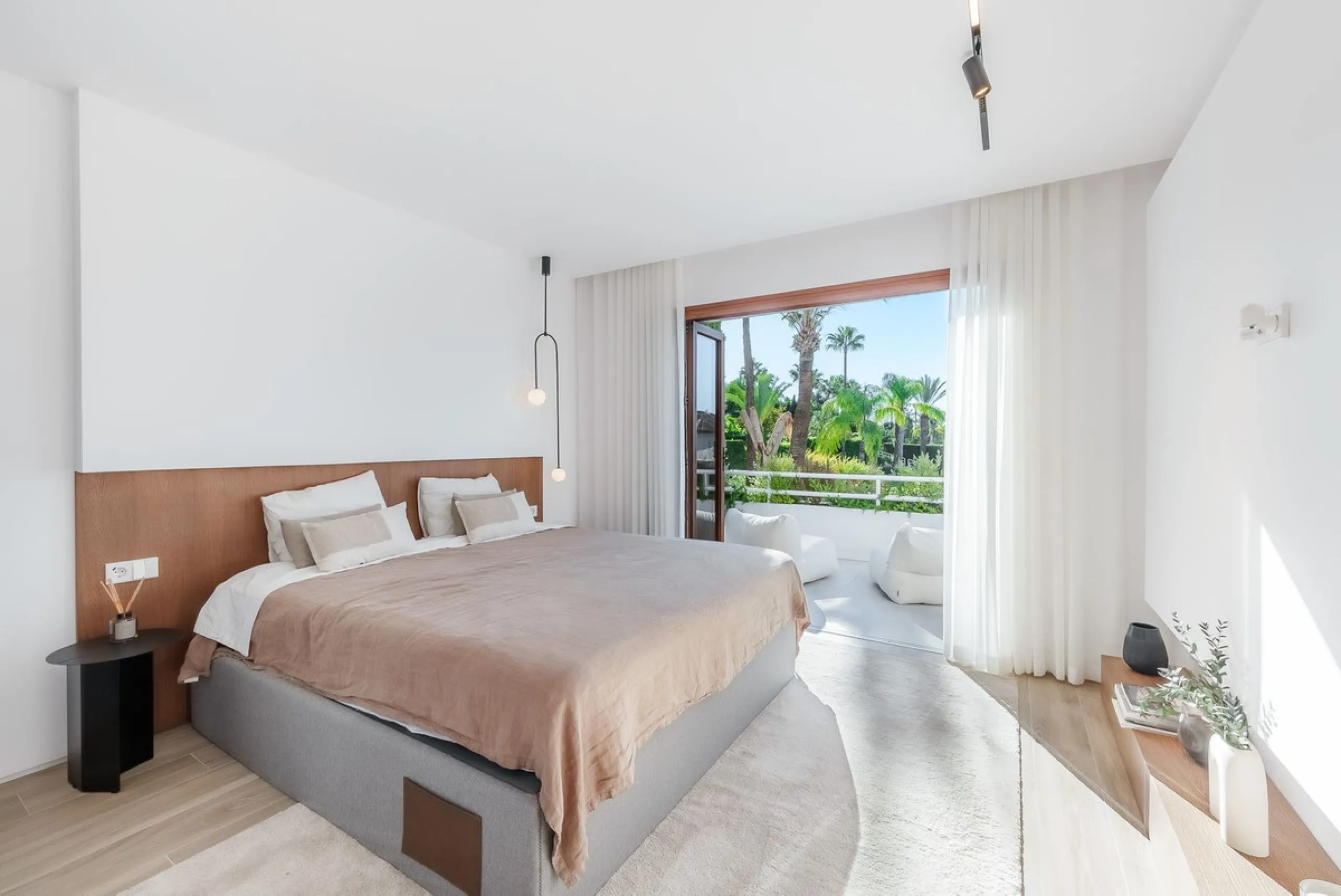 Welcome to this newly renovated duplex ground floor apartment in the heart of Nueva Andalucia, Marbella.