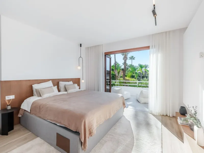 Welcome to this newly renovated duplex ground floor apartment in the heart of Nueva Andalucia, Marbella.