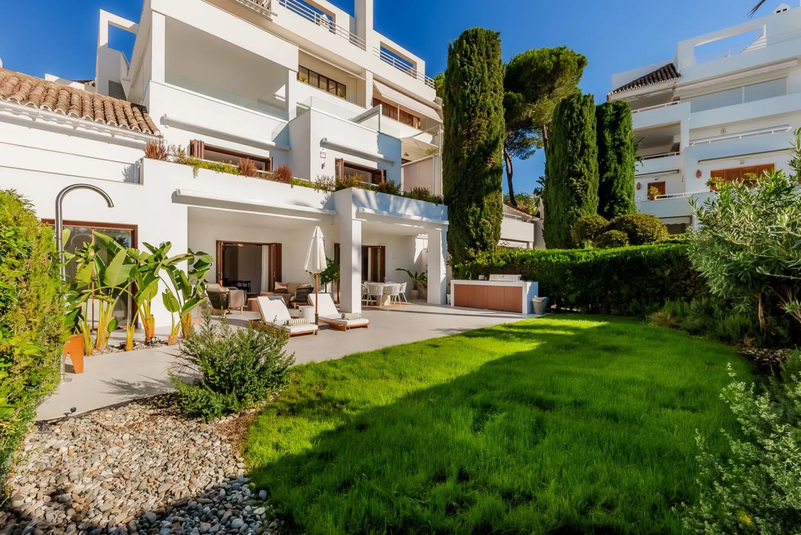 Welcome to this newly renovated duplex ground floor apartment in the heart of Nueva Andalucia, Marbella.