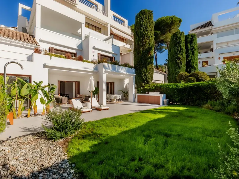 Welcome to this newly renovated duplex ground floor apartment in the heart of Nueva Andalucia, Marbella.