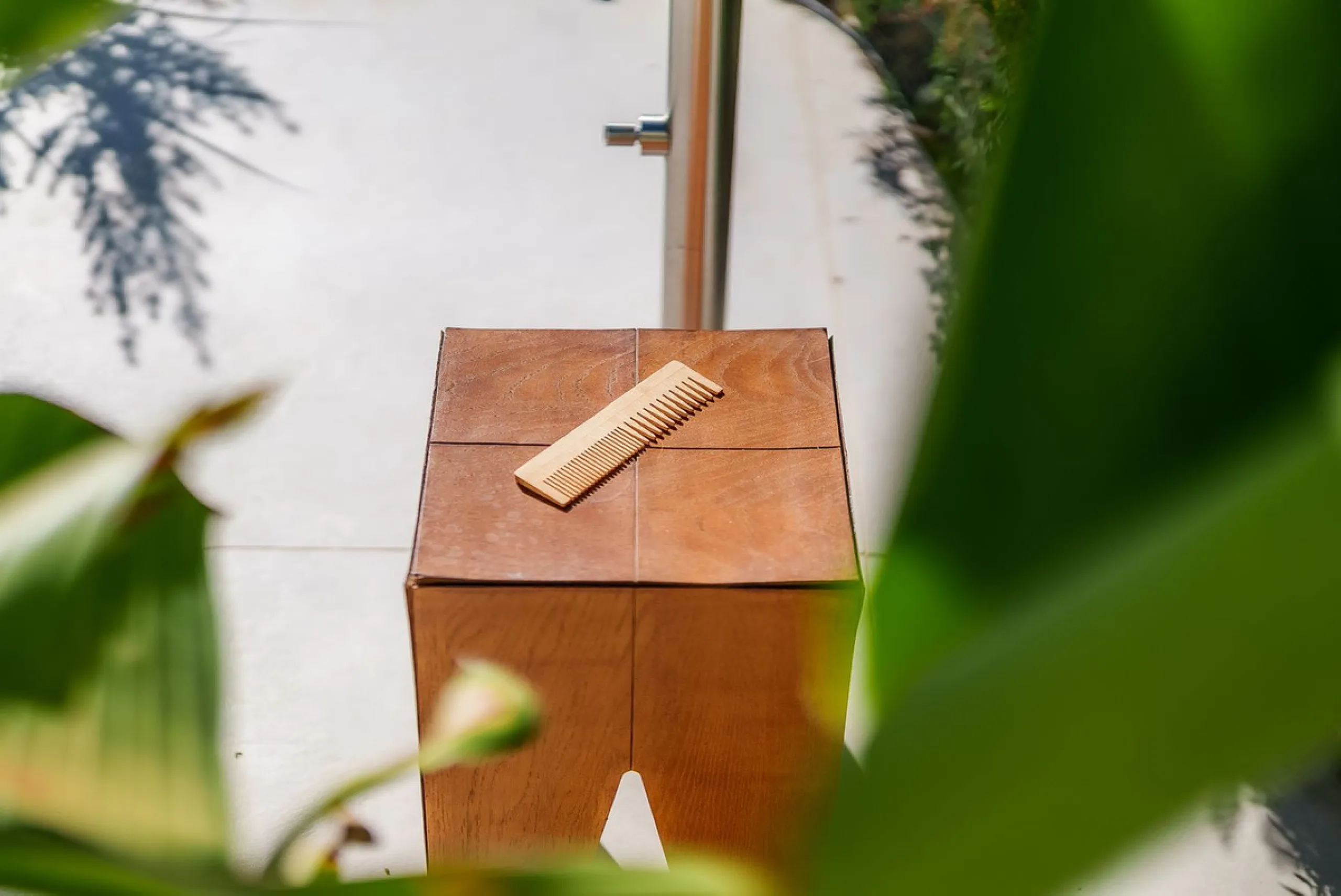 Welcome to this newly renovated duplex ground floor apartment in the heart of Nueva Andalucia, Marbella.