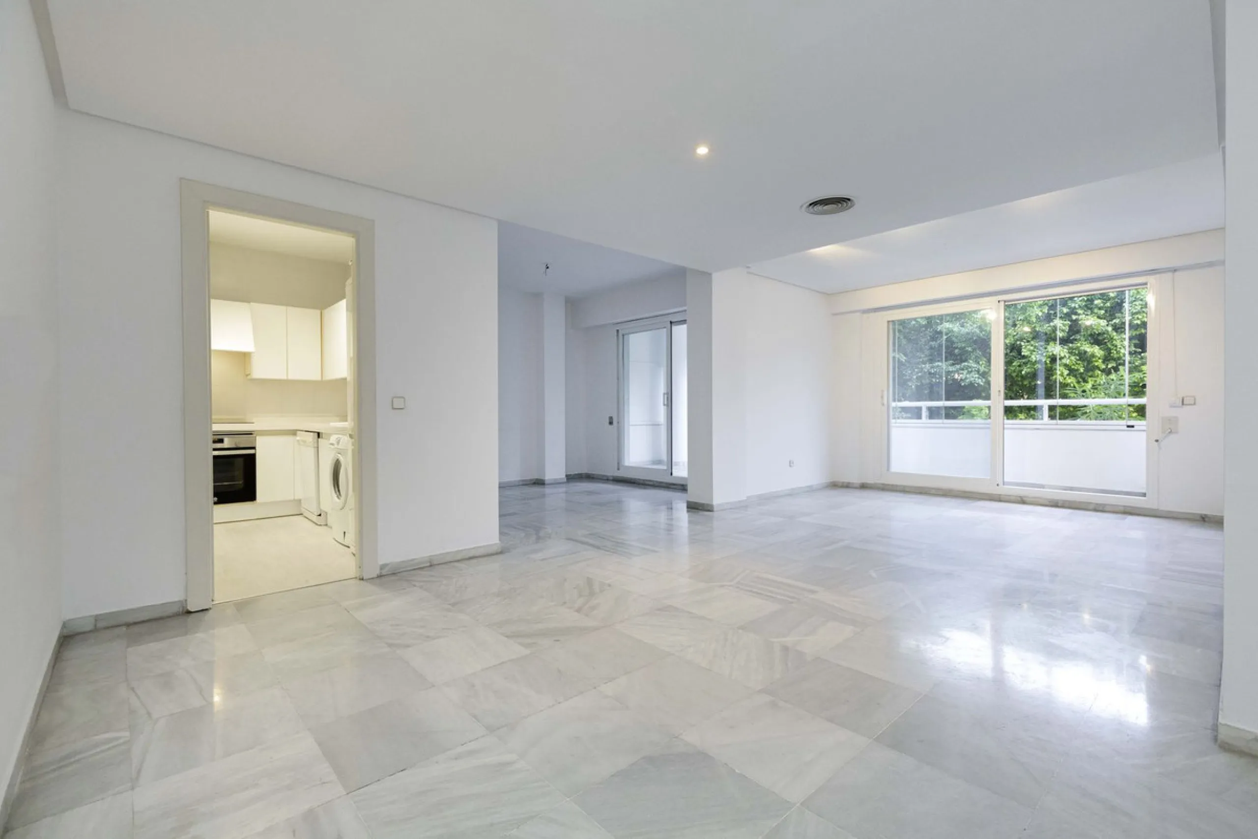 Beautiful duplex for sale in Marbella, Marbella with 3 bedrooms, 3 bathrooms, 1 terrace, 1 garage, 0.00 m2 of living space, 0.00 m2 built, 2nd hand with high-quality finishes, Optional furnished, Kitchen: Fully equipped with appliances. Common areas and s