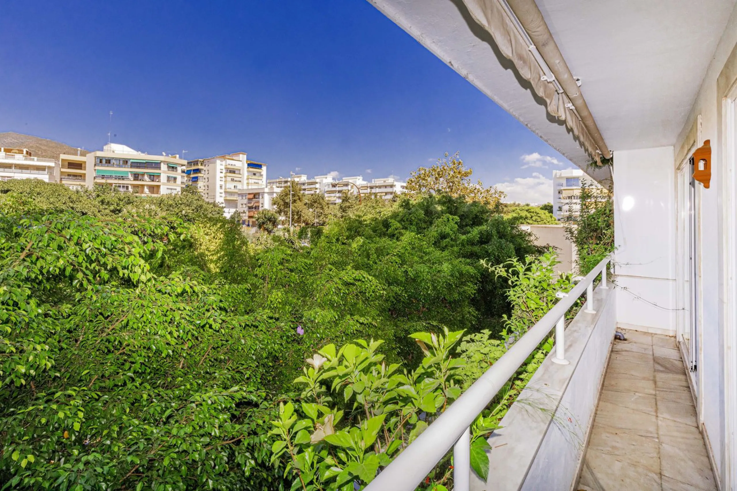 Beautiful duplex for sale in Marbella, Marbella with 3 bedrooms, 3 bathrooms, 1 terrace, 1 garage, 0.00 m2 of living space, 0.00 m2 built, 2nd hand with high-quality finishes, Optional furnished, Kitchen: Fully equipped with appliances. Common areas and s