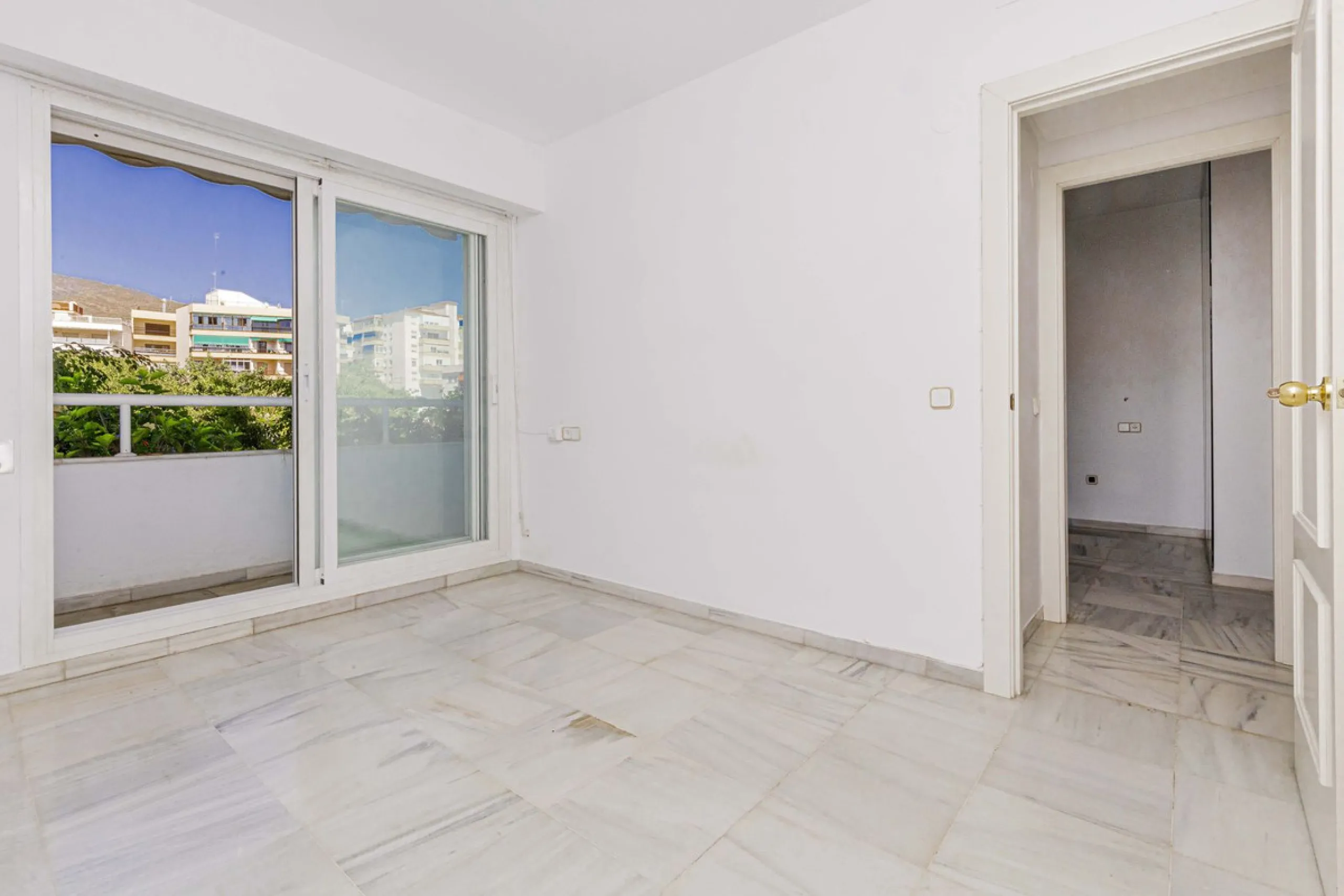 Beautiful duplex for sale in Marbella, Marbella with 3 bedrooms, 3 bathrooms, 1 terrace, 1 garage, 0.00 m2 of living space, 0.00 m2 built, 2nd hand with high-quality finishes, Optional furnished, Kitchen: Fully equipped with appliances. Common areas and s