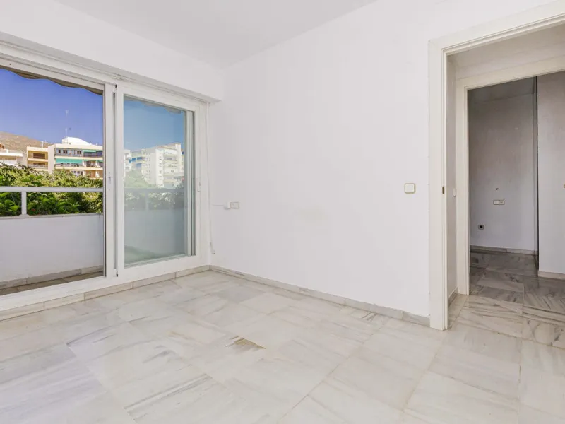 Beautiful duplex for sale in Marbella, Marbella with 3 bedrooms, 3 bathrooms, 1 terrace, 1 garage, 0.00 m2 of living space, 0.00 m2 built, 2nd hand with high-quality finishes, Optional furnished, Kitchen: Fully equipped with appliances. Common areas and s