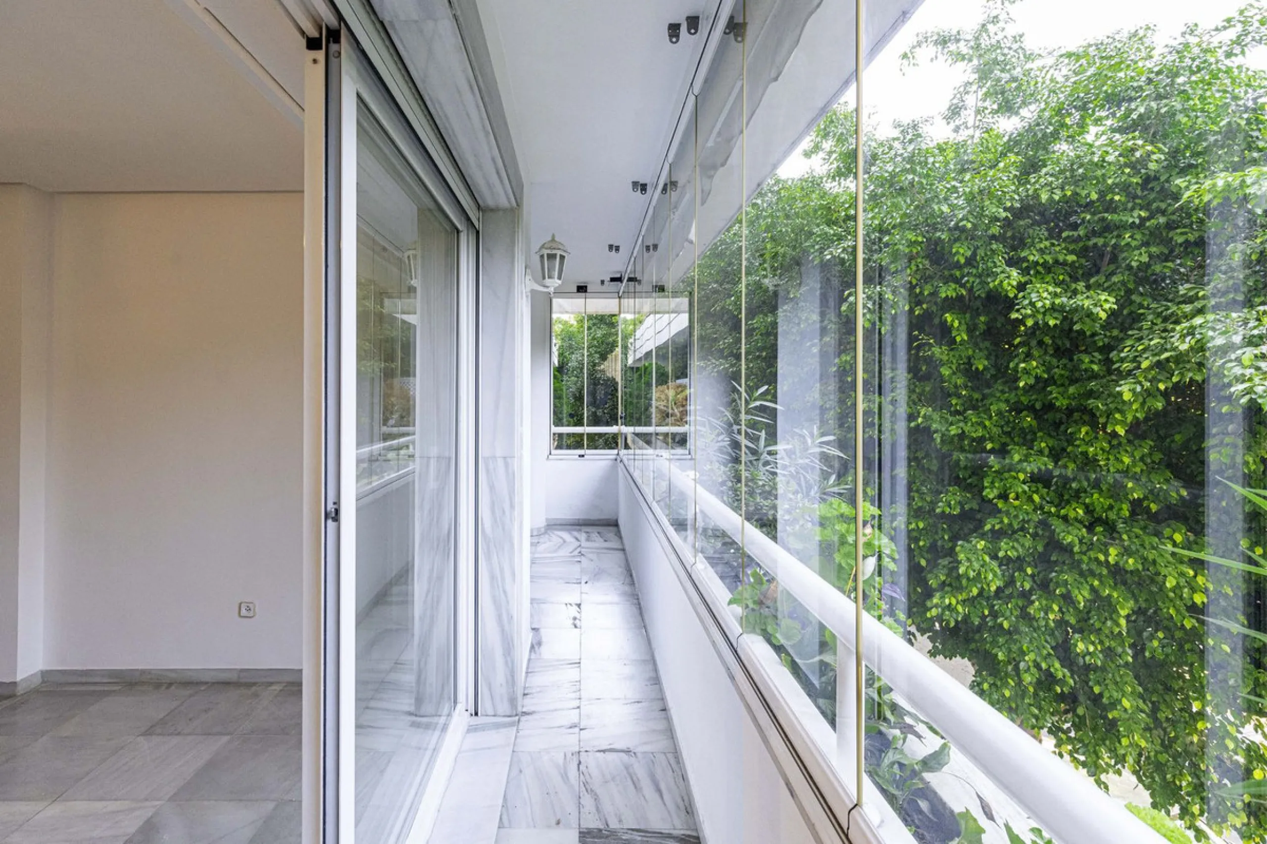 Beautiful duplex for sale in Marbella, Marbella with 3 bedrooms, 3 bathrooms, 1 terrace, 1 garage, 0.00 m2 of living space, 0.00 m2 built, 2nd hand with high-quality finishes, Optional furnished, Kitchen: Fully equipped with appliances. Common areas and s