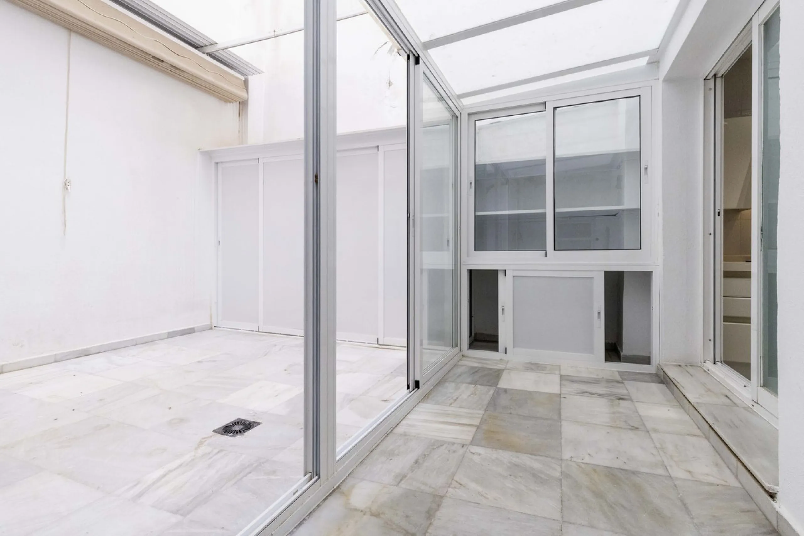 Beautiful duplex for sale in Marbella, Marbella with 3 bedrooms, 3 bathrooms, 1 terrace, 1 garage, 0.00 m2 of living space, 0.00 m2 built, 2nd hand with high-quality finishes, Optional furnished, Kitchen: Fully equipped with appliances. Common areas and s