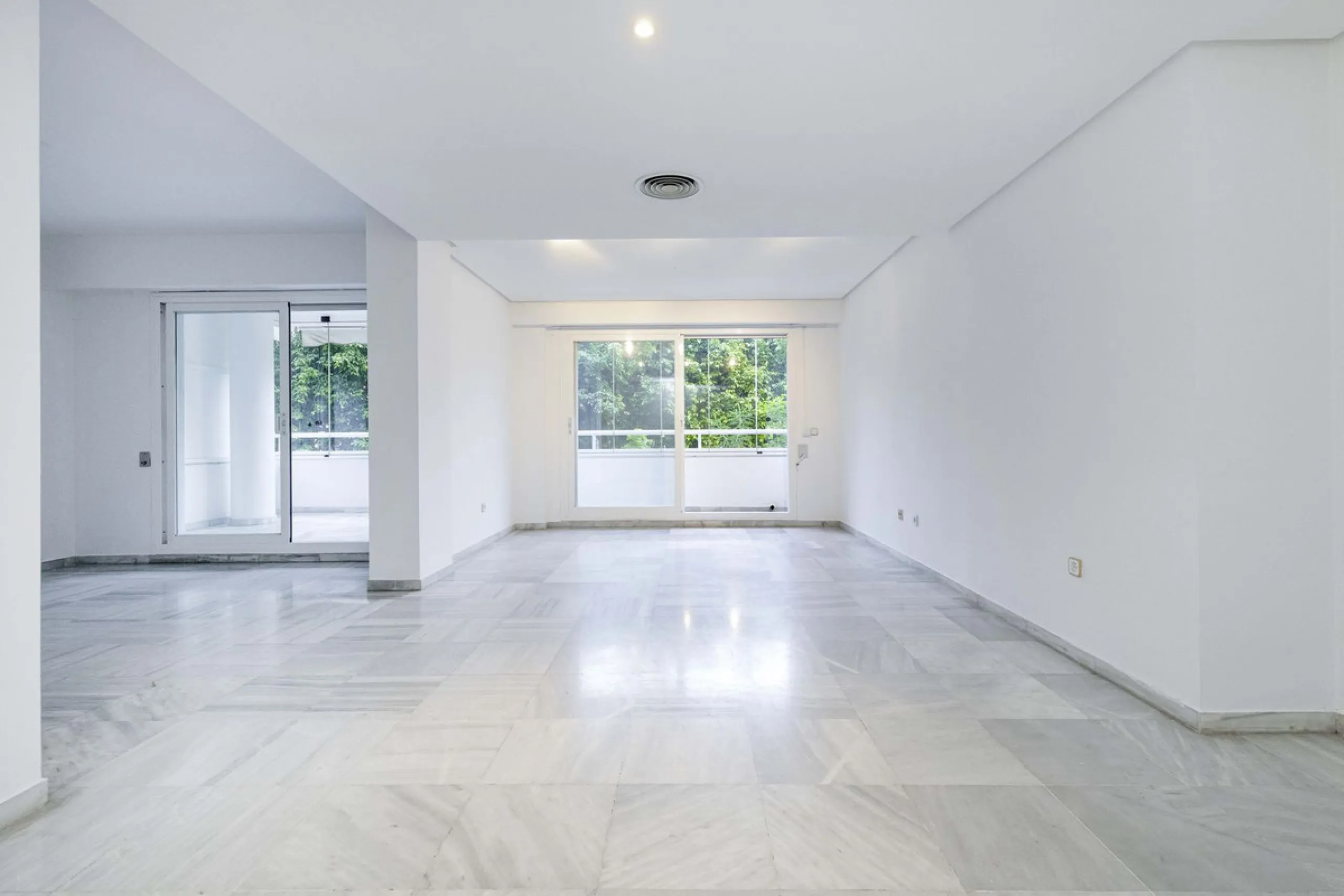 Beautiful duplex for sale in Marbella, Marbella with 3 bedrooms, 3 bathrooms, 1 terrace, 1 garage, 0.00 m2 of living space, 0.00 m2 built, 2nd hand with high-quality finishes, Optional furnished, Kitchen: Fully equipped with appliances. Common areas and s