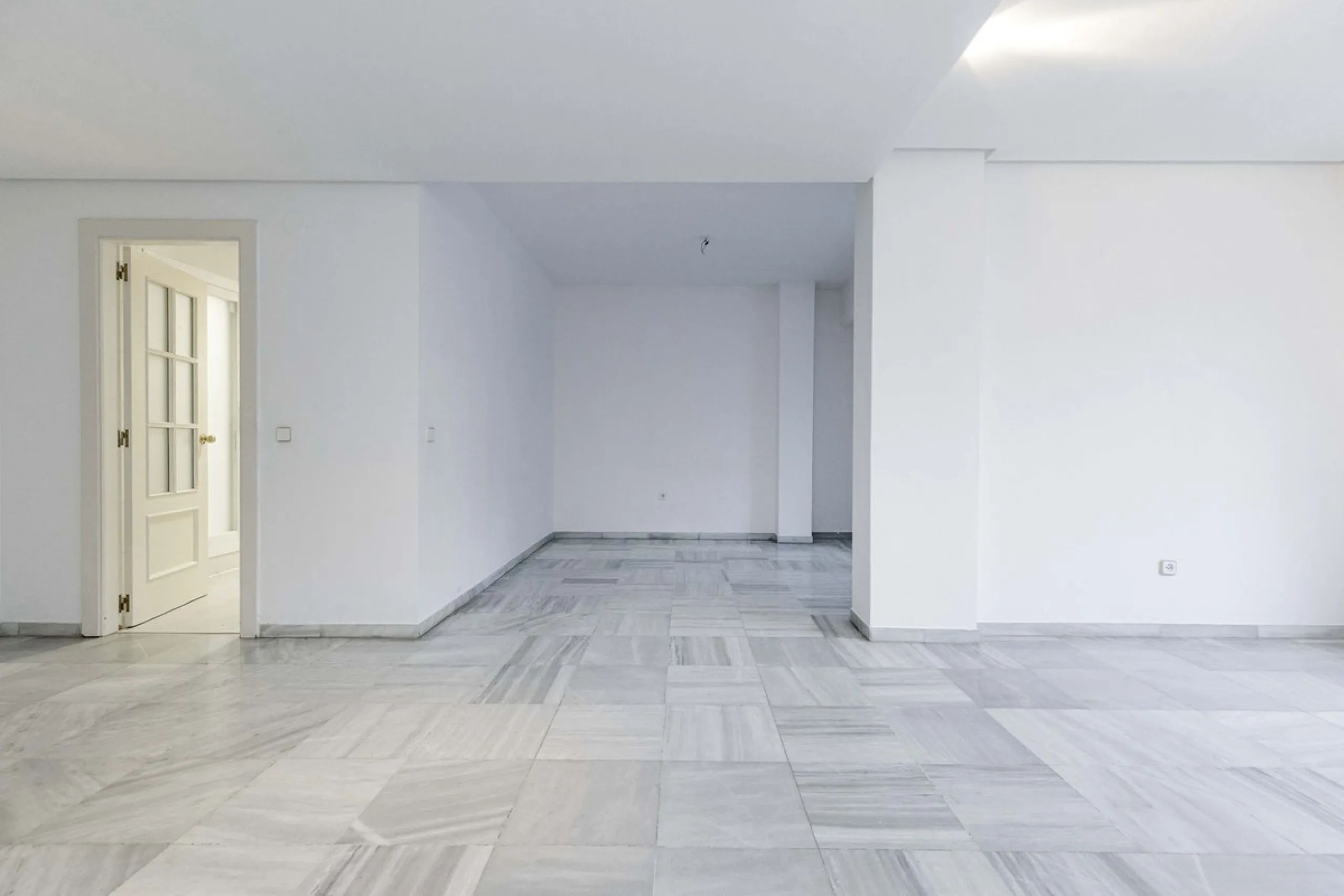 Beautiful duplex for sale in Marbella, Marbella with 3 bedrooms, 3 bathrooms, 1 terrace, 1 garage, 0.00 m2 of living space, 0.00 m2 built, 2nd hand with high-quality finishes, Optional furnished, Kitchen: Fully equipped with appliances. Common areas and s