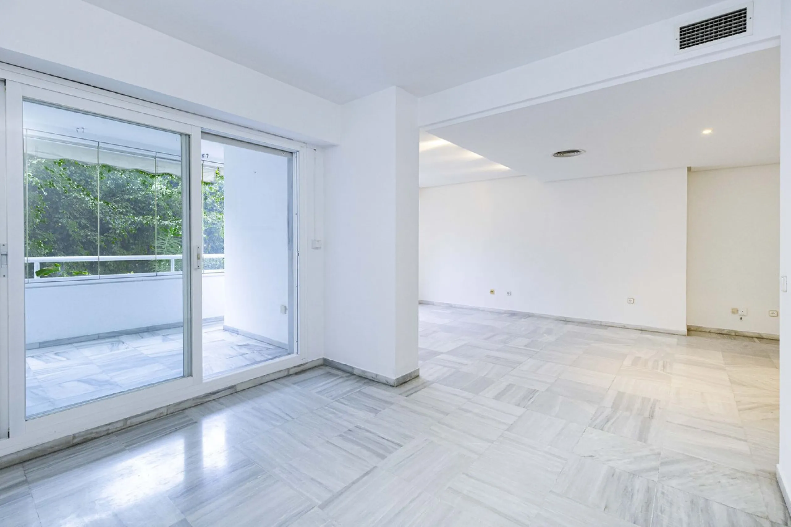 Beautiful duplex for sale in Marbella, Marbella with 3 bedrooms, 3 bathrooms, 1 terrace, 1 garage, 0.00 m2 of living space, 0.00 m2 built, 2nd hand with high-quality finishes, Optional furnished, Kitchen: Fully equipped with appliances. Common areas and s
