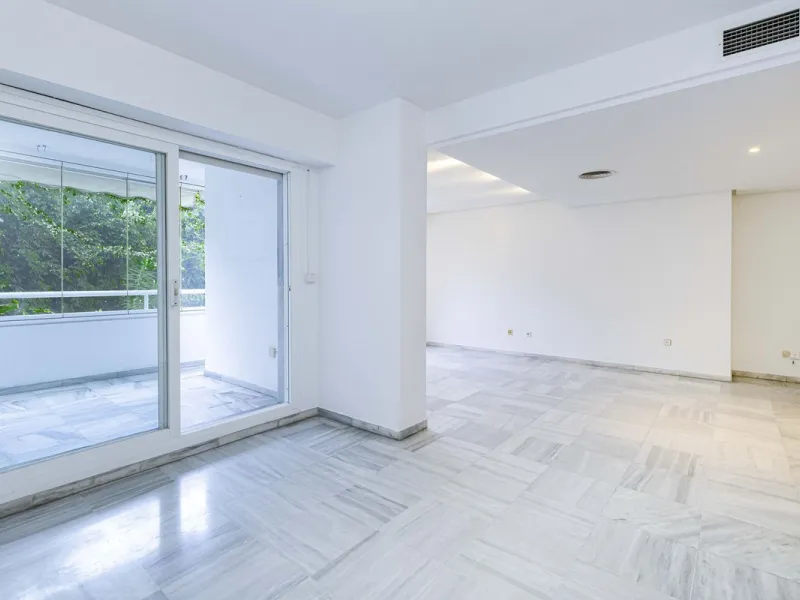 Beautiful duplex for sale in Marbella, Marbella with 3 bedrooms, 3 bathrooms, 1 terrace, 1 garage, 0.00 m2 of living space, 0.00 m2 built, 2nd hand with high-quality finishes, Optional furnished, Kitchen: Fully equipped with appliances. Common areas and s