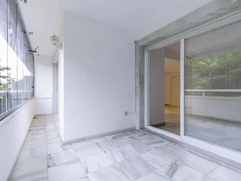Beautiful duplex for sale in Marbella, Marbella with 3 bedrooms, 3 bathrooms, 1 terrace, 1 garage, 0.00 m2 of living space, 0.00 m2 built, 2nd hand with high-quality finishes, Optional furnished, Kitchen: Fully equipped with appliances. Common areas and s