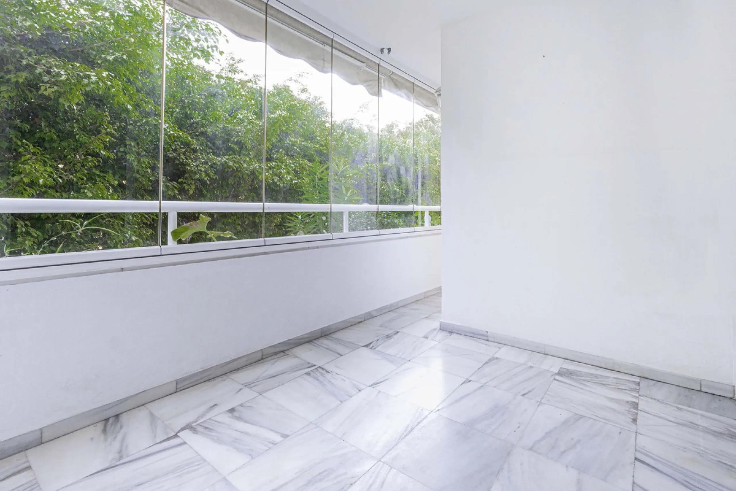 Beautiful duplex for sale in Marbella, Marbella with 3 bedrooms, 3 bathrooms, 1 terrace, 1 garage, 0.00 m2 of living space, 0.00 m2 built, 2nd hand with high-quality finishes, Optional furnished, Kitchen: Fully equipped with appliances. Common areas and s