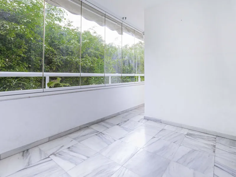 Beautiful duplex for sale in Marbella, Marbella with 3 bedrooms, 3 bathrooms, 1 terrace, 1 garage, 0.00 m2 of living space, 0.00 m2 built, 2nd hand with high-quality finishes, Optional furnished, Kitchen: Fully equipped with appliances. Common areas and s