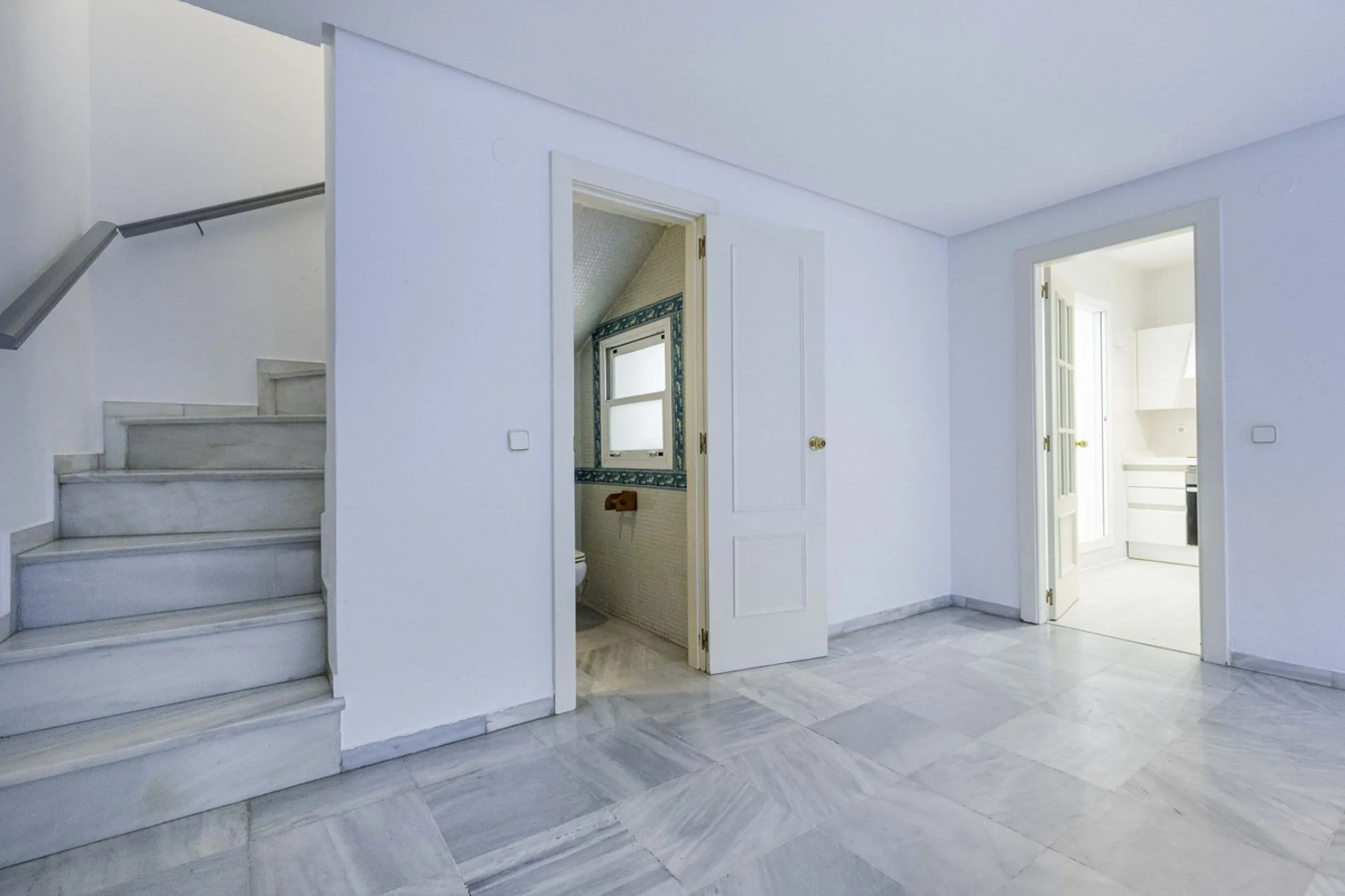 Beautiful duplex for sale in Marbella, Marbella with 3 bedrooms, 3 bathrooms, 1 terrace, 1 garage, 0.00 m2 of living space, 0.00 m2 built, 2nd hand with high-quality finishes, Optional furnished, Kitchen: Fully equipped with appliances. Common areas and s
