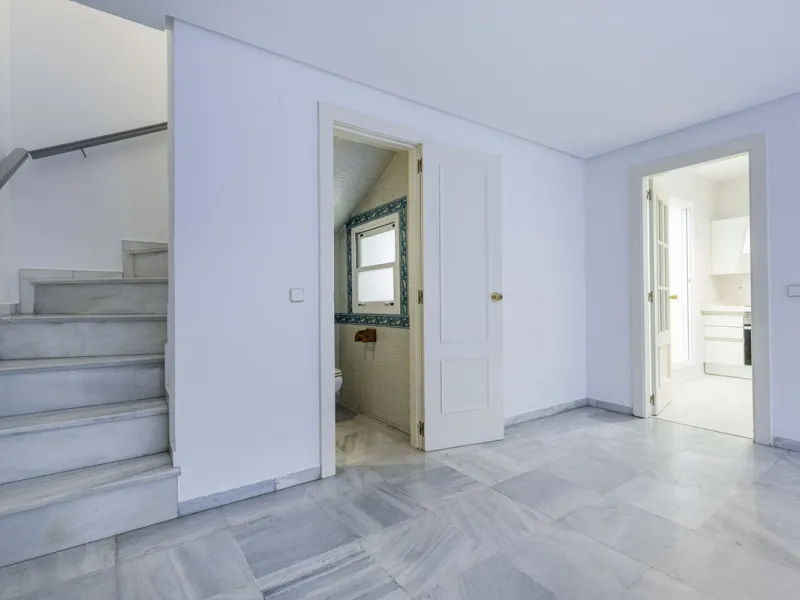 Beautiful duplex for sale in Marbella, Marbella with 3 bedrooms, 3 bathrooms, 1 terrace, 1 garage, 0.00 m2 of living space, 0.00 m2 built, 2nd hand with high-quality finishes, Optional furnished, Kitchen: Fully equipped with appliances. Common areas and s