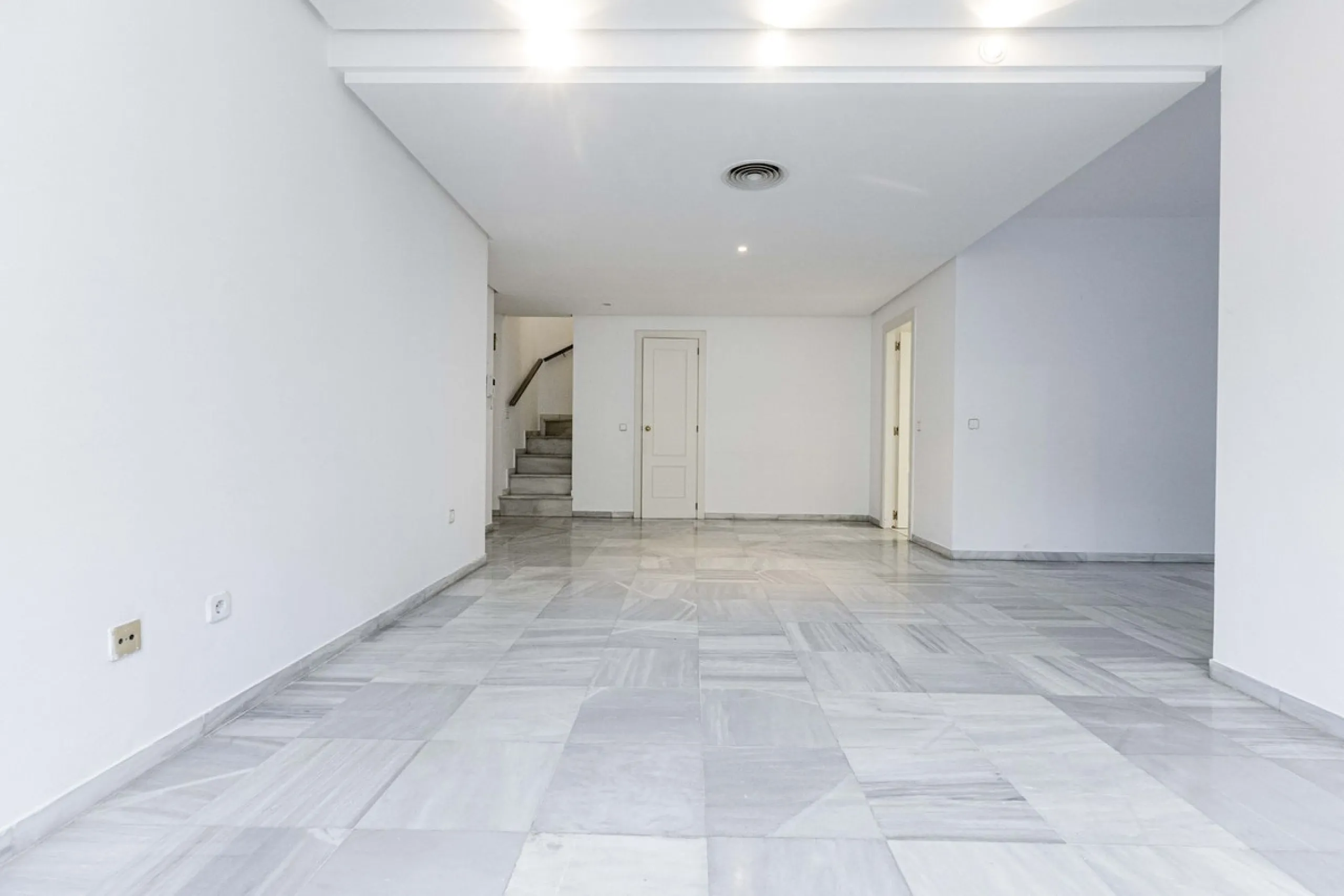 Beautiful duplex for sale in Marbella, Marbella with 3 bedrooms, 3 bathrooms, 1 terrace, 1 garage, 0.00 m2 of living space, 0.00 m2 built, 2nd hand with high-quality finishes, Optional furnished, Kitchen: Fully equipped with appliances. Common areas and s