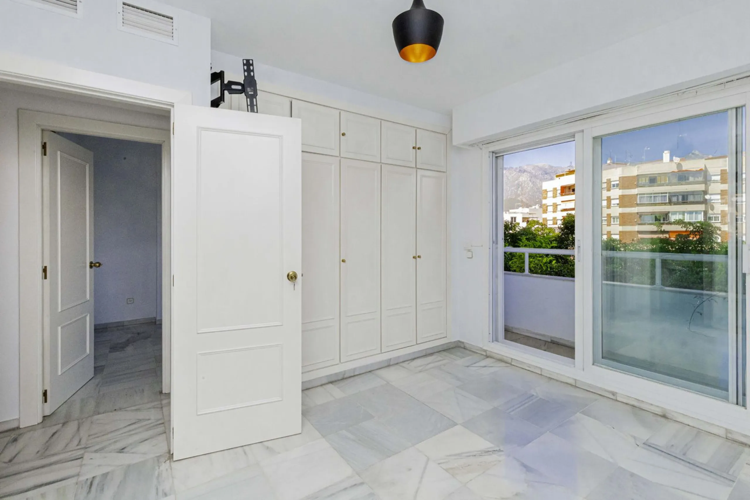 Beautiful duplex for sale in Marbella, Marbella with 3 bedrooms, 3 bathrooms, 1 terrace, 1 garage, 0.00 m2 of living space, 0.00 m2 built, 2nd hand with high-quality finishes, Optional furnished, Kitchen: Fully equipped with appliances. Common areas and s