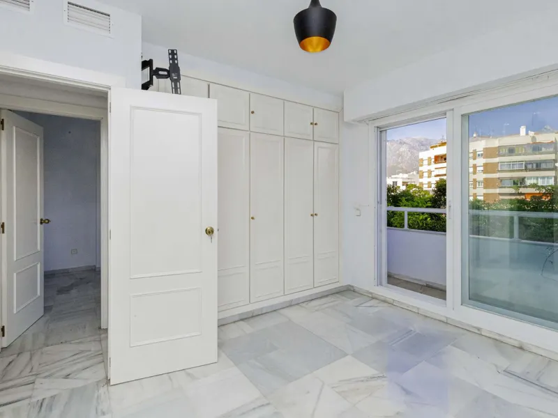Beautiful duplex for sale in Marbella, Marbella with 3 bedrooms, 3 bathrooms, 1 terrace, 1 garage, 0.00 m2 of living space, 0.00 m2 built, 2nd hand with high-quality finishes, Optional furnished, Kitchen: Fully equipped with appliances. Common areas and s