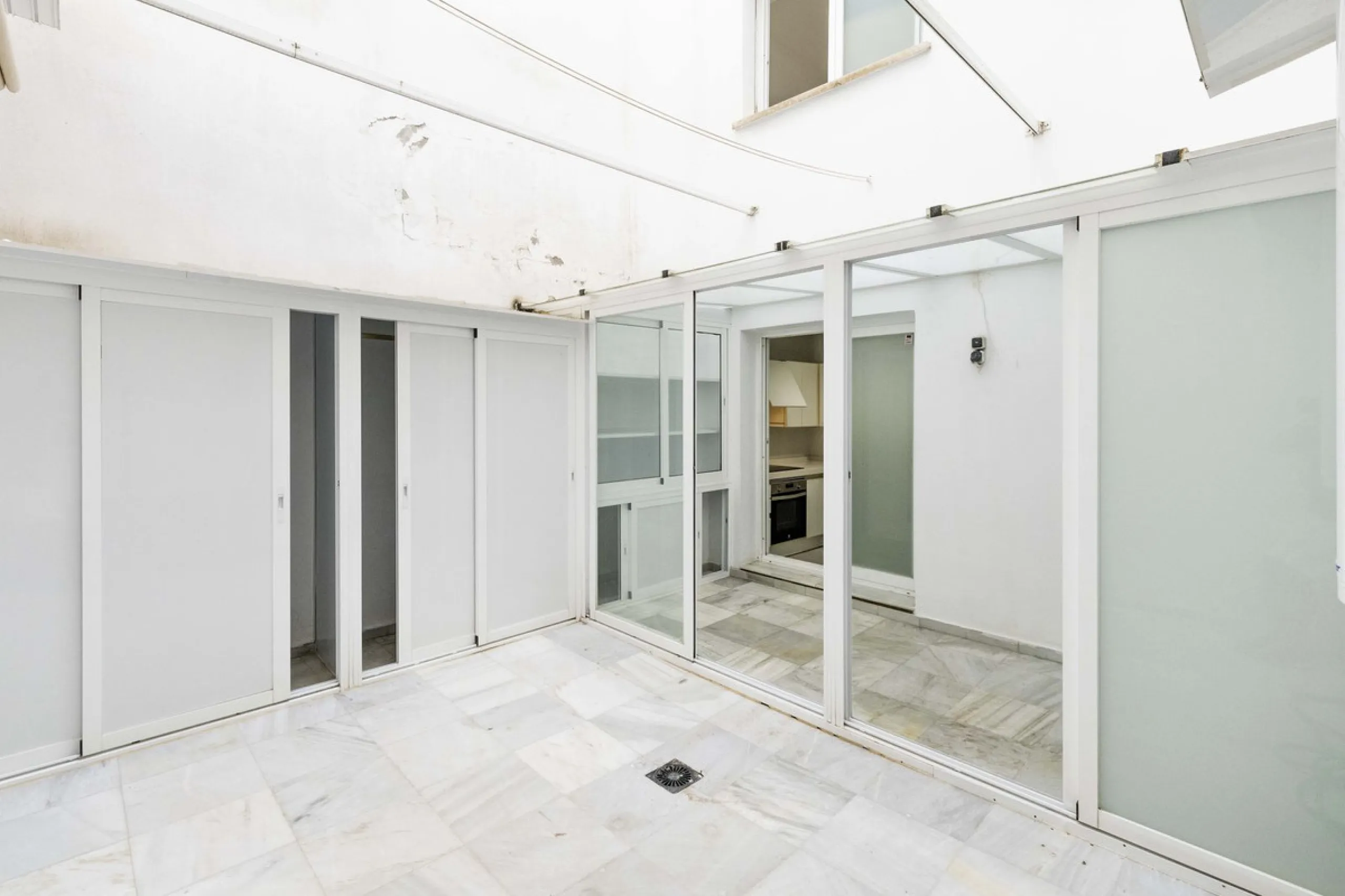 Beautiful duplex for sale in Marbella, Marbella with 3 bedrooms, 3 bathrooms, 1 terrace, 1 garage, 0.00 m2 of living space, 0.00 m2 built, 2nd hand with high-quality finishes, Optional furnished, Kitchen: Fully equipped with appliances. Common areas and s
