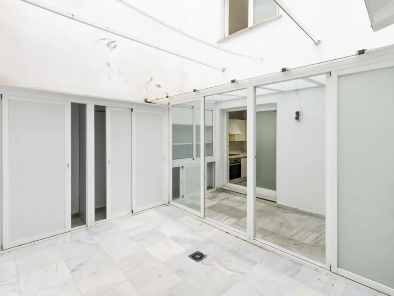 Beautiful duplex for sale in Marbella, Marbella with 3 bedrooms, 3 bathrooms, 1 terrace, 1 garage, 0.00 m2 of living space, 0.00 m2 built, 2nd hand with high-quality finishes, Optional furnished, Kitchen: Fully equipped with appliances. Common areas and s