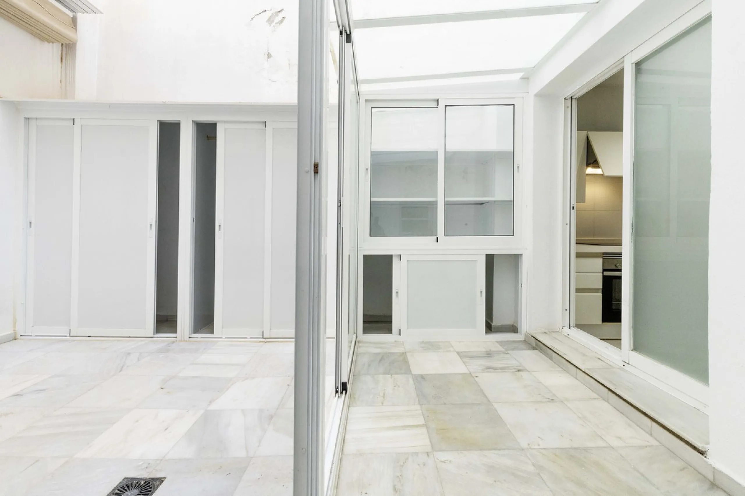 Beautiful duplex for sale in Marbella, Marbella with 3 bedrooms, 3 bathrooms, 1 terrace, 1 garage, 0.00 m2 of living space, 0.00 m2 built, 2nd hand with high-quality finishes, Optional furnished, Kitchen: Fully equipped with appliances. Common areas and s
