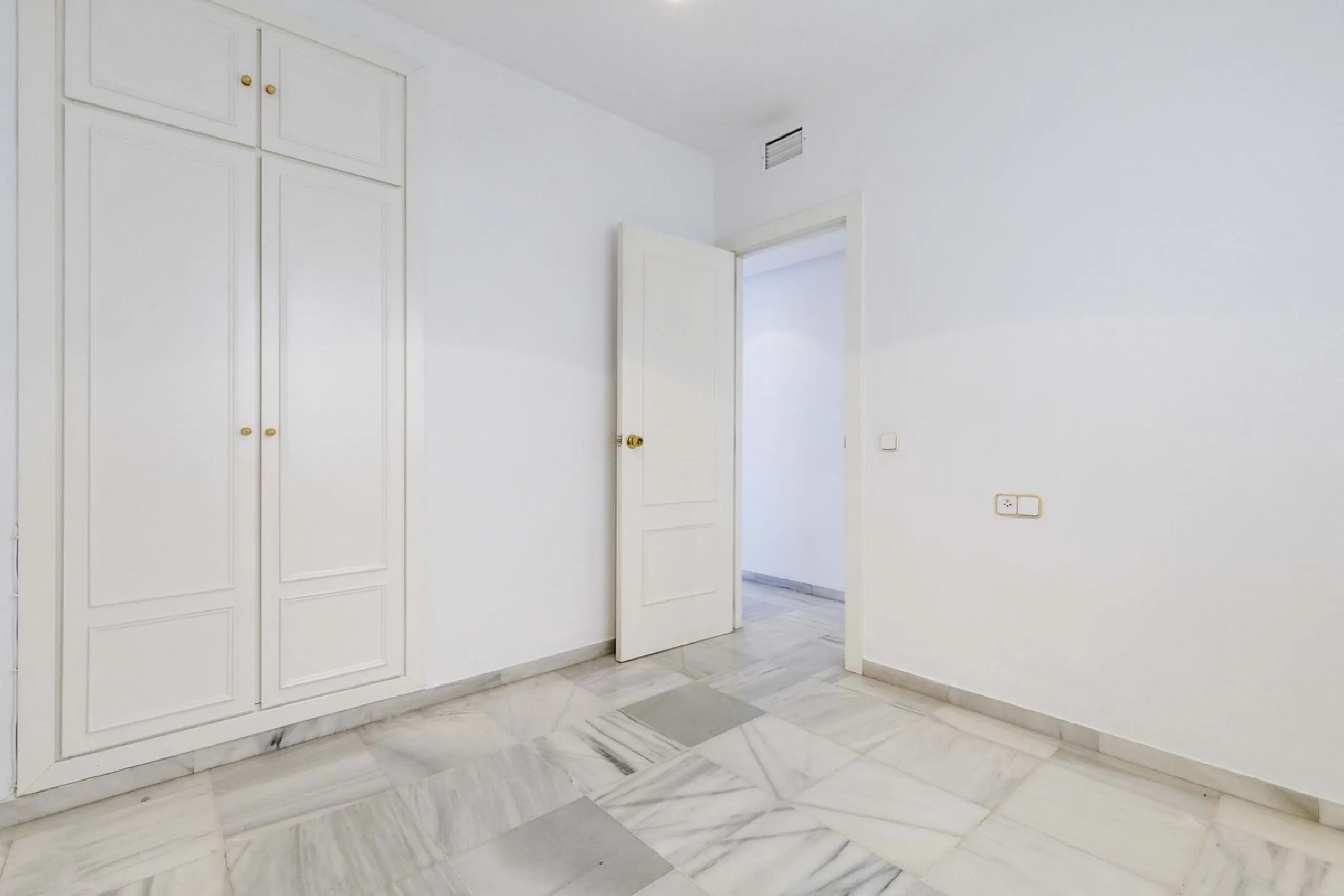 Beautiful duplex for sale in Marbella, Marbella with 3 bedrooms, 3 bathrooms, 1 terrace, 1 garage, 0.00 m2 of living space, 0.00 m2 built, 2nd hand with high-quality finishes, Optional furnished, Kitchen: Fully equipped with appliances. Common areas and s
