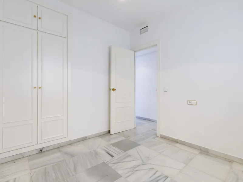 Beautiful duplex for sale in Marbella, Marbella with 3 bedrooms, 3 bathrooms, 1 terrace, 1 garage, 0.00 m2 of living space, 0.00 m2 built, 2nd hand with high-quality finishes, Optional furnished, Kitchen: Fully equipped with appliances. Common areas and s