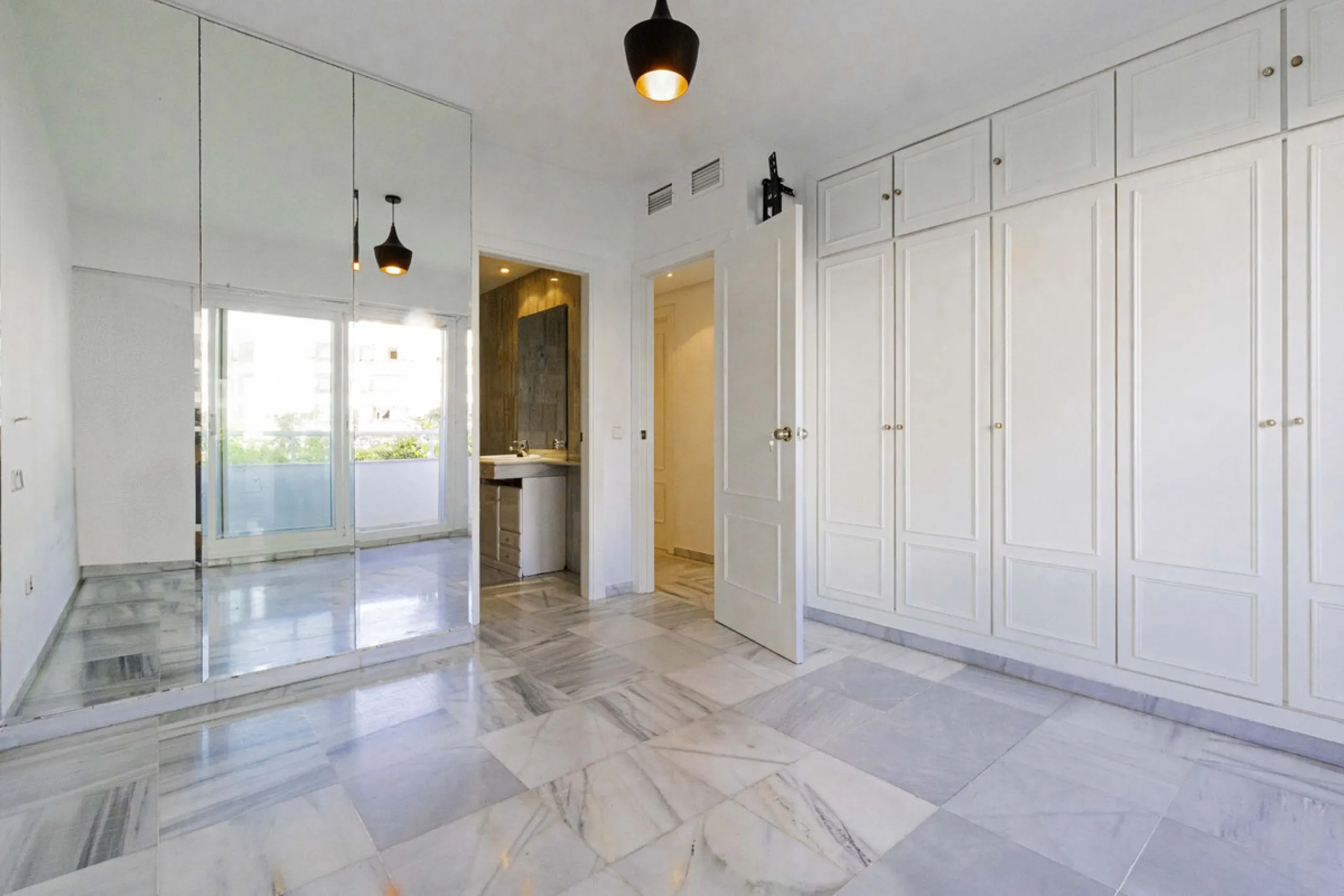 Beautiful duplex for sale in Marbella, Marbella with 3 bedrooms, 3 bathrooms, 1 terrace, 1 garage, 0.00 m2 of living space, 0.00 m2 built, 2nd hand with high-quality finishes, Optional furnished, Kitchen: Fully equipped with appliances. Common areas and s