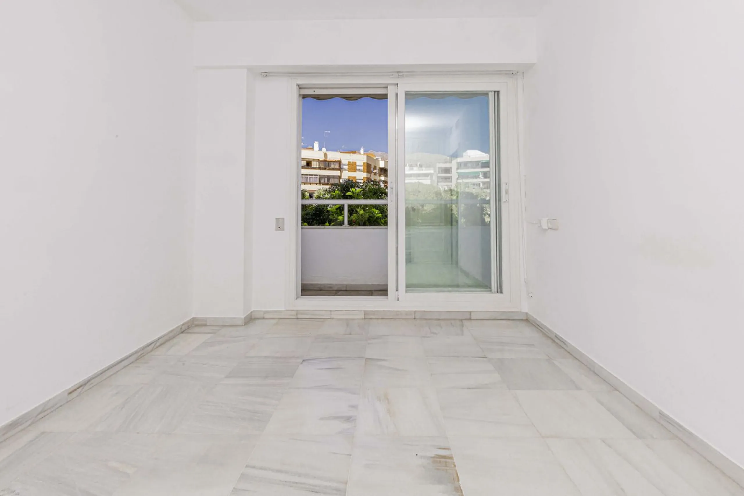 Beautiful duplex for sale in Marbella, Marbella with 3 bedrooms, 3 bathrooms, 1 terrace, 1 garage, 0.00 m2 of living space, 0.00 m2 built, 2nd hand with high-quality finishes, Optional furnished, Kitchen: Fully equipped with appliances. Common areas and s