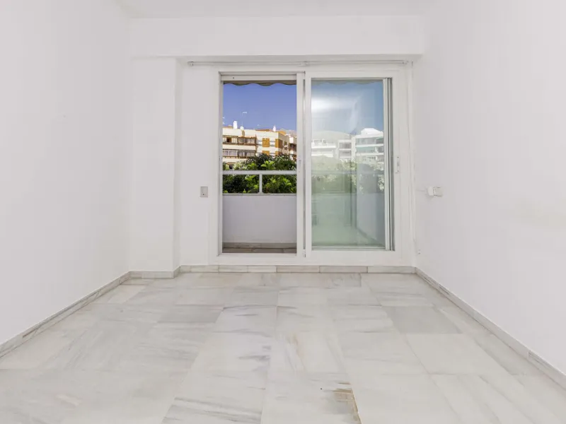 Beautiful duplex for sale in Marbella, Marbella with 3 bedrooms, 3 bathrooms, 1 terrace, 1 garage, 0.00 m2 of living space, 0.00 m2 built, 2nd hand with high-quality finishes, Optional furnished, Kitchen: Fully equipped with appliances. Common areas and s