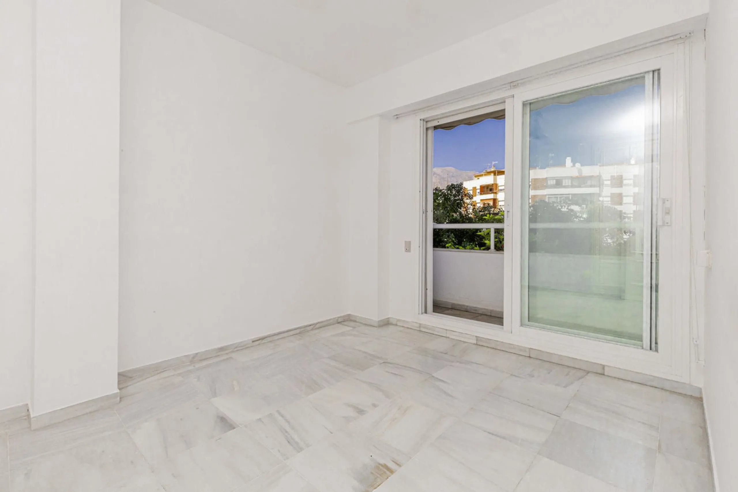 Beautiful duplex for sale in Marbella, Marbella with 3 bedrooms, 3 bathrooms, 1 terrace, 1 garage, 0.00 m2 of living space, 0.00 m2 built, 2nd hand with high-quality finishes, Optional furnished, Kitchen: Fully equipped with appliances. Common areas and s