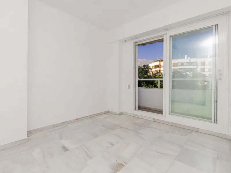 Beautiful duplex for sale in Marbella, Marbella with 3 bedrooms, 3 bathrooms, 1 terrace, 1 garage, 0.00 m2 of living space, 0.00 m2 built, 2nd hand with high-quality finishes, Optional furnished, Kitchen: Fully equipped with appliances. Common areas and s