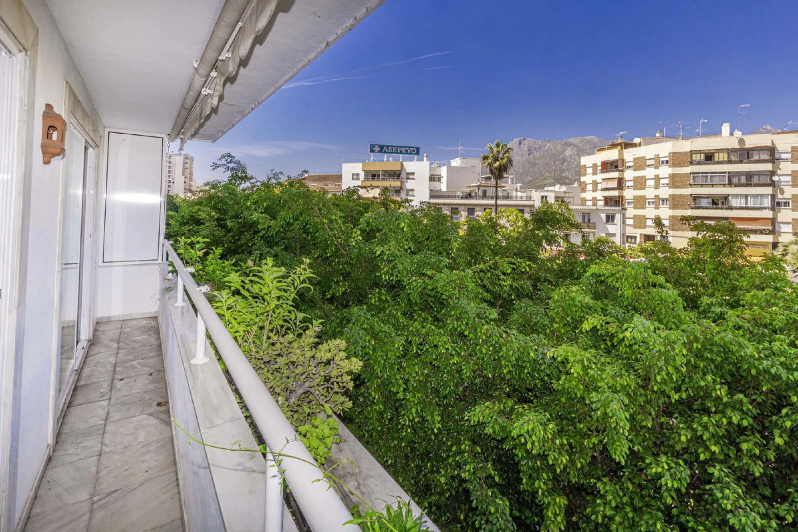 Beautiful duplex for sale in Marbella, Marbella with 3 bedrooms, 3 bathrooms, 1 terrace, 1 garage, 0.00 m2 of living space, 0.00 m2 built, 2nd hand with high-quality finishes, Optional furnished, Kitchen: Fully equipped with appliances. Common areas and s