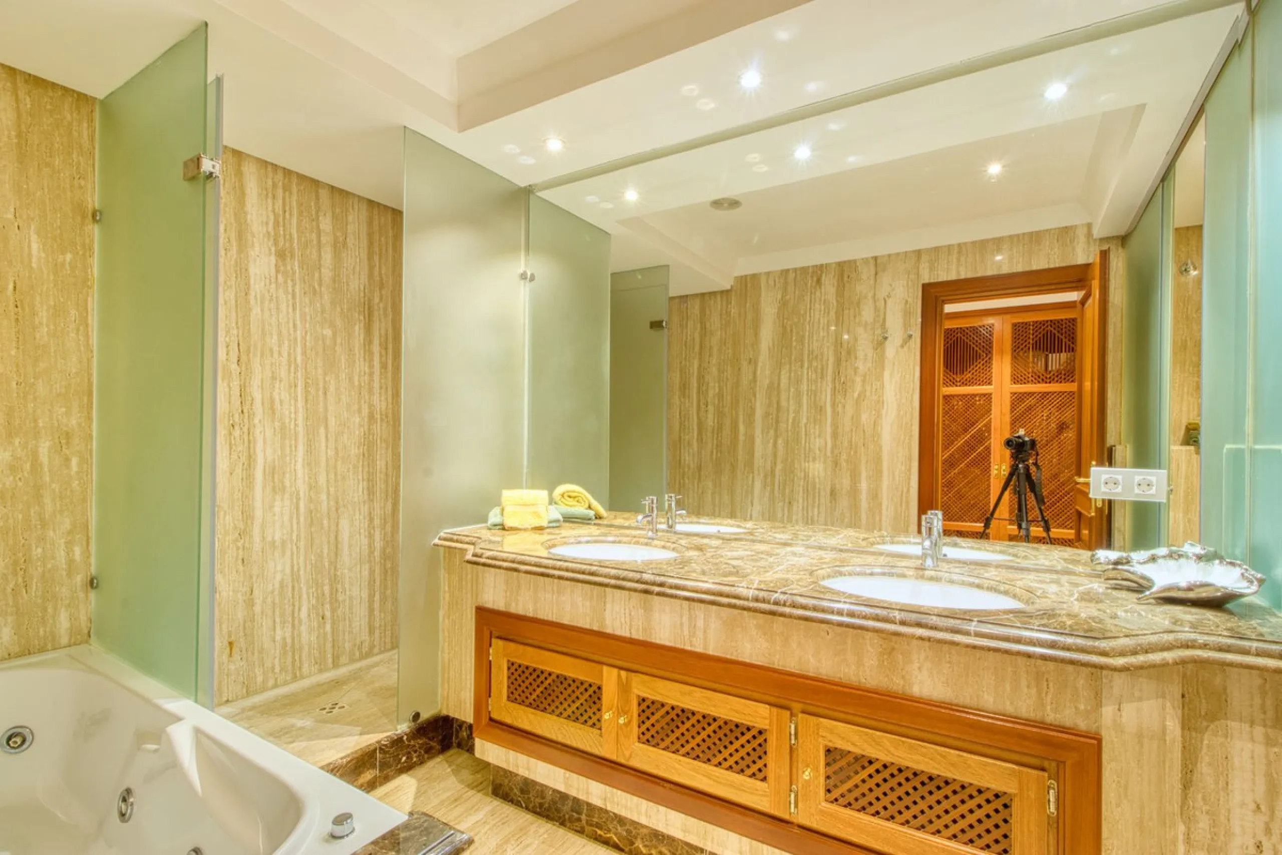 Потрясающая квартира с 2 спальнями и видом на море в жилом комплексе на первой линии пляжа в Эстепоне