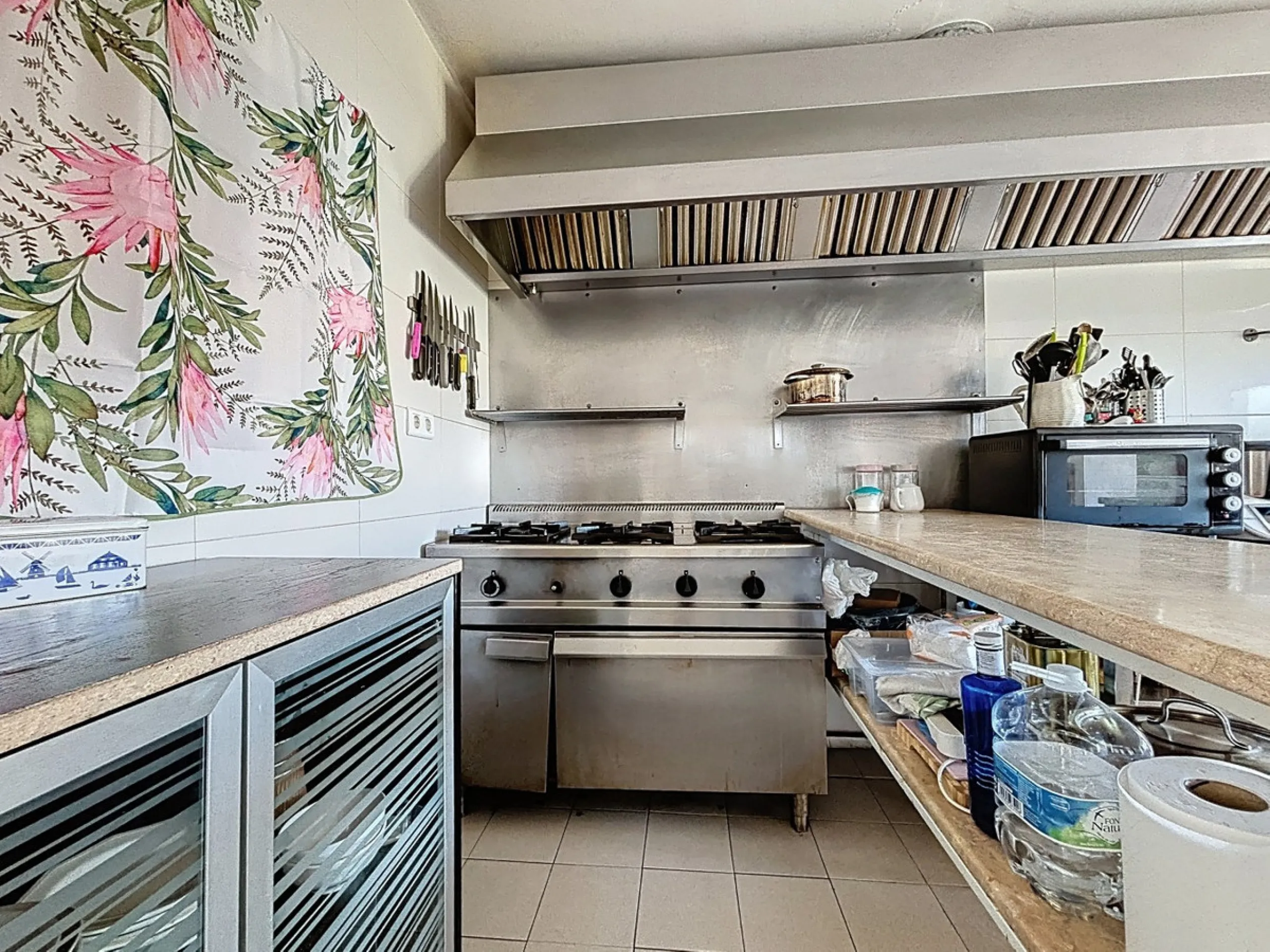 Эта вилла в Алмаяте выделяется своей просторностью, универсальностью и отличными возможностями как в качестве семейного дома, так и в качестве инвестиции. К услугам гостей большой сад с частным бассейном и уютный гостевой дом, что идеально подходит для от