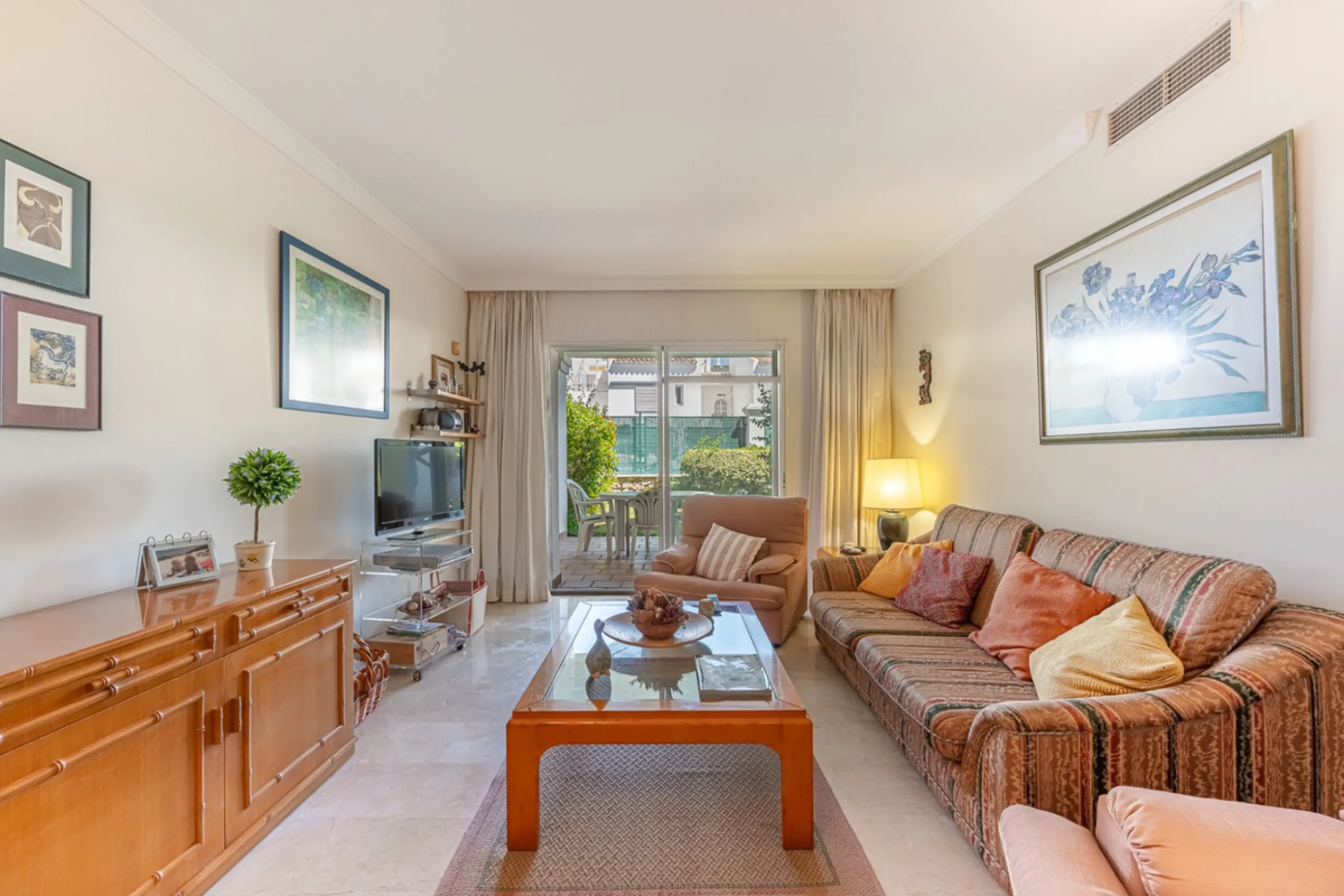 Discover this charming ground-floor apartment in the heart of Marbella's sought-after Golf Valley. Ideally positioned within walking distance of the Aloha Golf clubhouse and just a short buggy ride from the renowned Las Brisas Golf Course, this property o