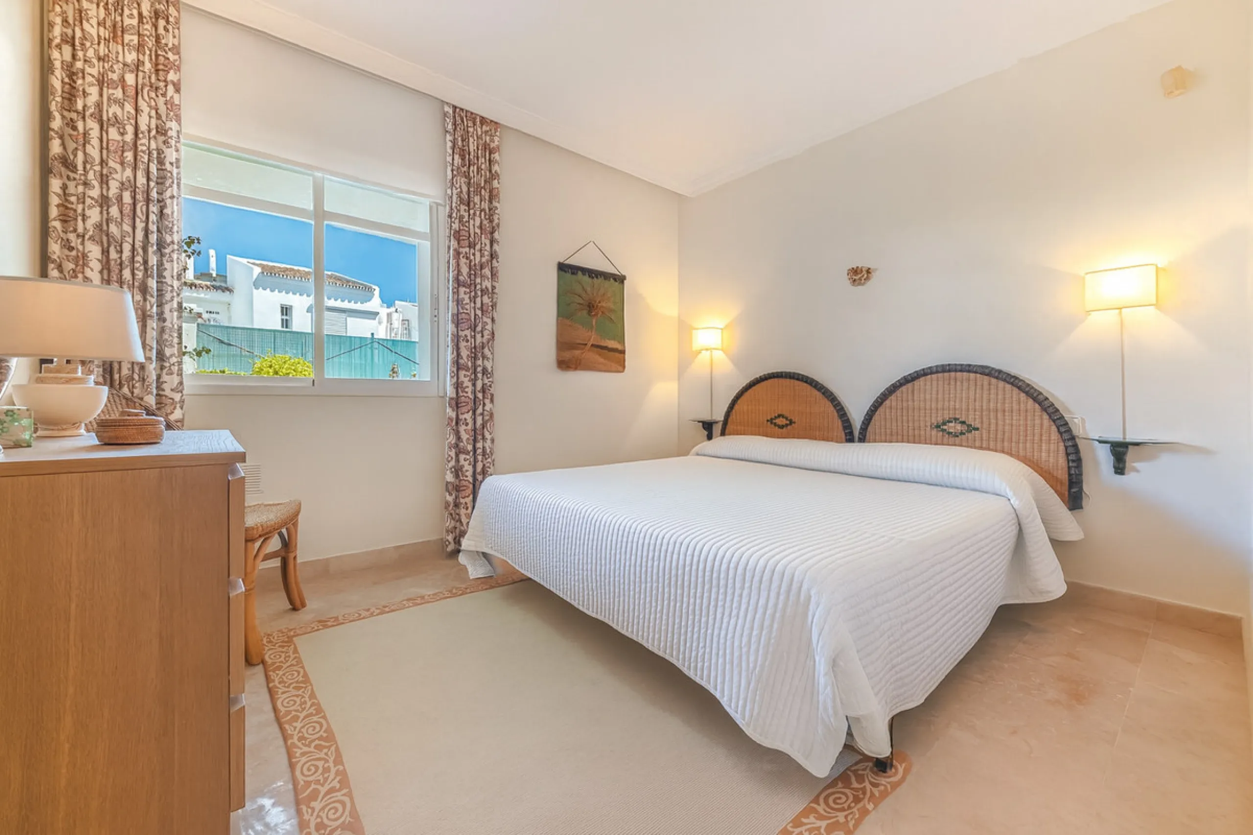 Discover this charming ground-floor apartment in the heart of Marbella's sought-after Golf Valley. Ideally positioned within walking distance of the Aloha Golf clubhouse and just a short buggy ride from the renowned Las Brisas Golf Course, this property o