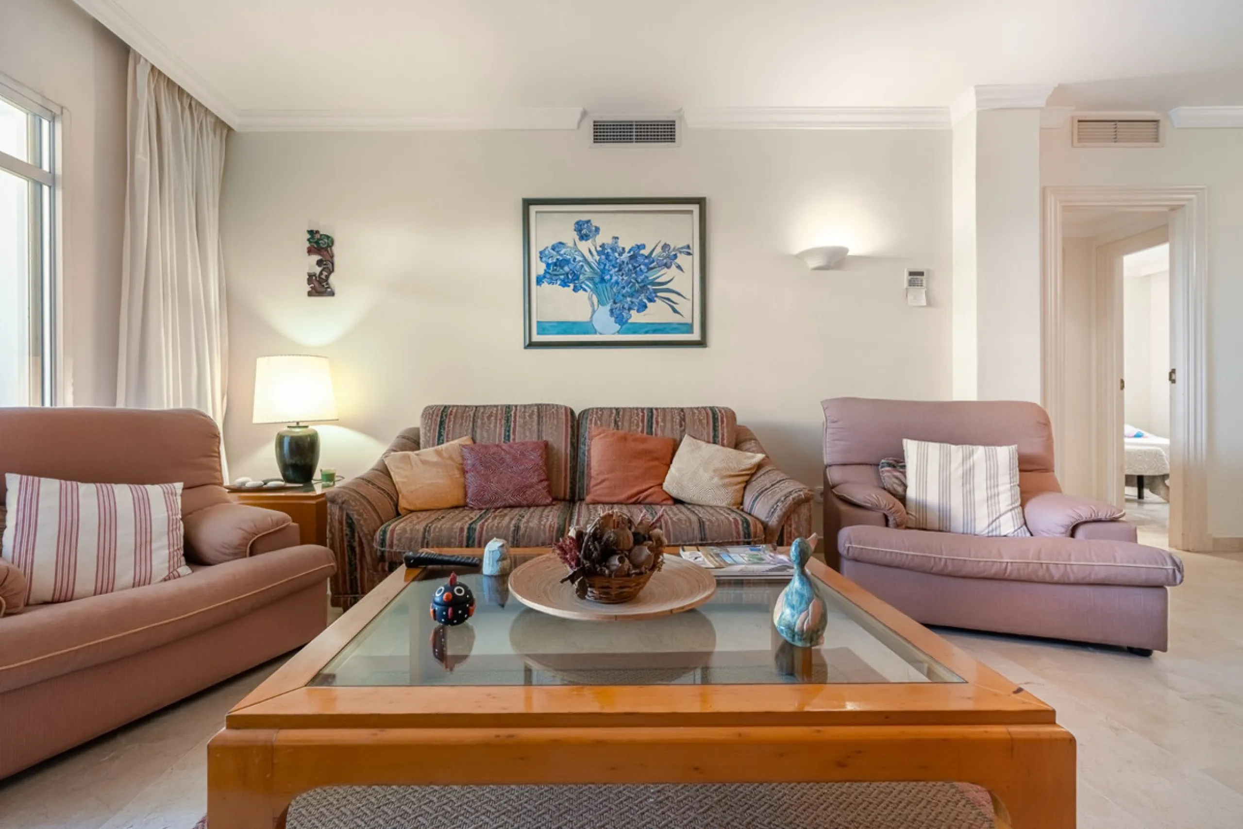 Discover this charming ground-floor apartment in the heart of Marbella's sought-after Golf Valley. Ideally positioned within walking distance of the Aloha Golf clubhouse and just a short buggy ride from the renowned Las Brisas Golf Course, this property o