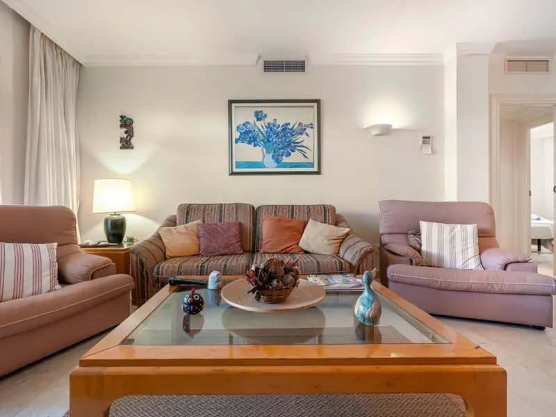 Discover this charming ground-floor apartment in the heart of Marbella's sought-after Golf Valley. Ideally positioned within walking distance of the Aloha Golf clubhouse and just a short buggy ride from the renowned Las Brisas Golf Course, this property o