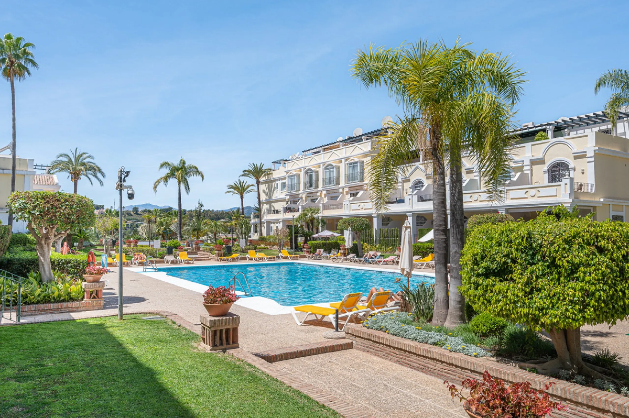 Discover this charming ground-floor apartment in the heart of Marbella's sought-after Golf Valley. Ideally positioned within walking distance of the Aloha Golf clubhouse and just a short buggy ride from the renowned Las Brisas Golf Course, this property o
