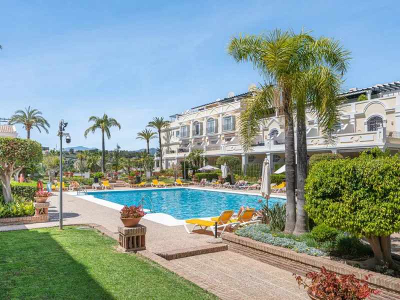 Discover this charming ground-floor apartment in the heart of Marbella's sought-after Golf Valley. Ideally positioned within walking distance of the Aloha Golf clubhouse and just a short buggy ride from the renowned Las Brisas Golf Course, this property o
